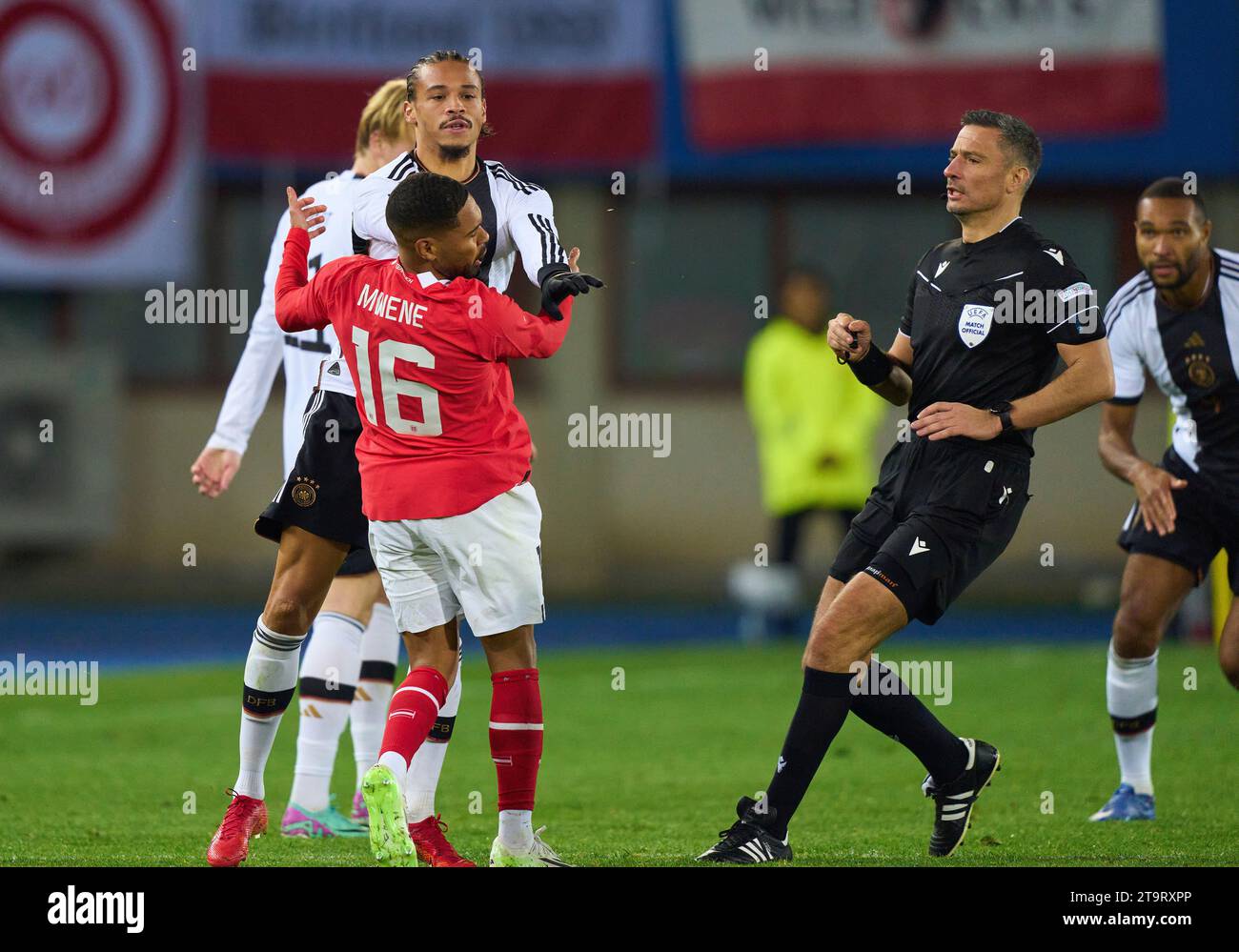 Leroy SANE, DFB 19 tritt um den Ball, Tackling, Duell, Header, zweikampf, Aktion, Kampf gegen Phillipp Mwene, AUT 16 , gefolgt von der roten Karte für Leroy SANE, DFB 19 Schiedsrichter Slavko Vincic (SVN) im Freundschaftsspiel ÖSTERREICH - DEUTSCHLAND 2-0 ÖSTERREICH - DEUTSCHLAND 2-0 Vorbereitung auf die Europameisterschaft 2024 Deutschland, Saison 2023/2024, am 21. November 2023 in Wien, Österreich. © Peter Schatz / Alamy Stock Photos Stockfoto