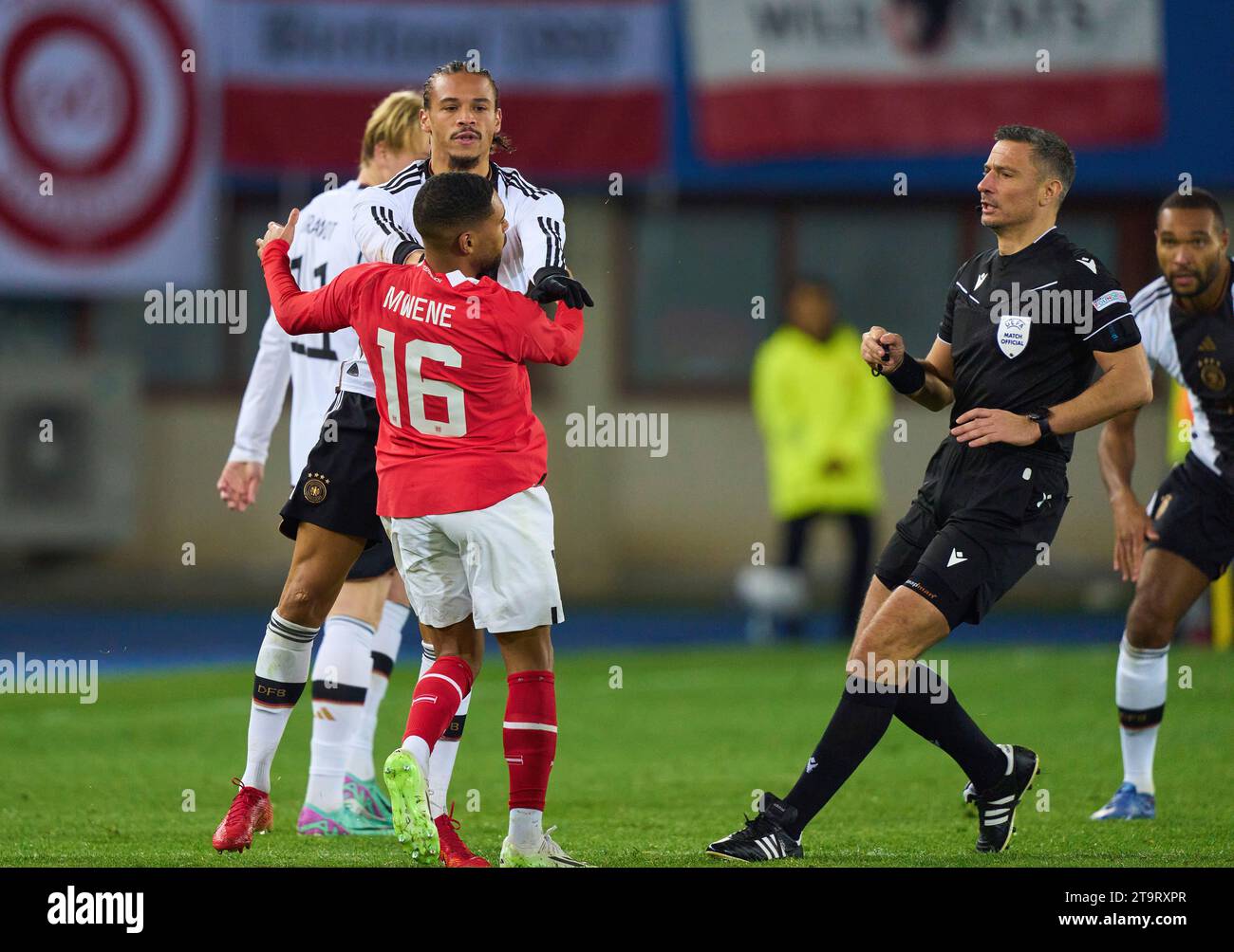 Leroy SANE, DFB 19 tritt um den Ball, Tackling, Duell, Header, zweikampf, Aktion, Kampf gegen Phillipp Mwene, AUT 16 , gefolgt von der roten Karte für Leroy SANE, DFB 19 Schiedsrichter Slavko Vincic (SVN) im Freundschaftsspiel ÖSTERREICH - DEUTSCHLAND 2-0 ÖSTERREICH - DEUTSCHLAND 2-0 Vorbereitung auf die Europameisterschaft 2024 Deutschland, Saison 2023/2024, am 21. November 2023 in Wien, Österreich. © Peter Schatz / Alamy Stock Photos Stockfoto