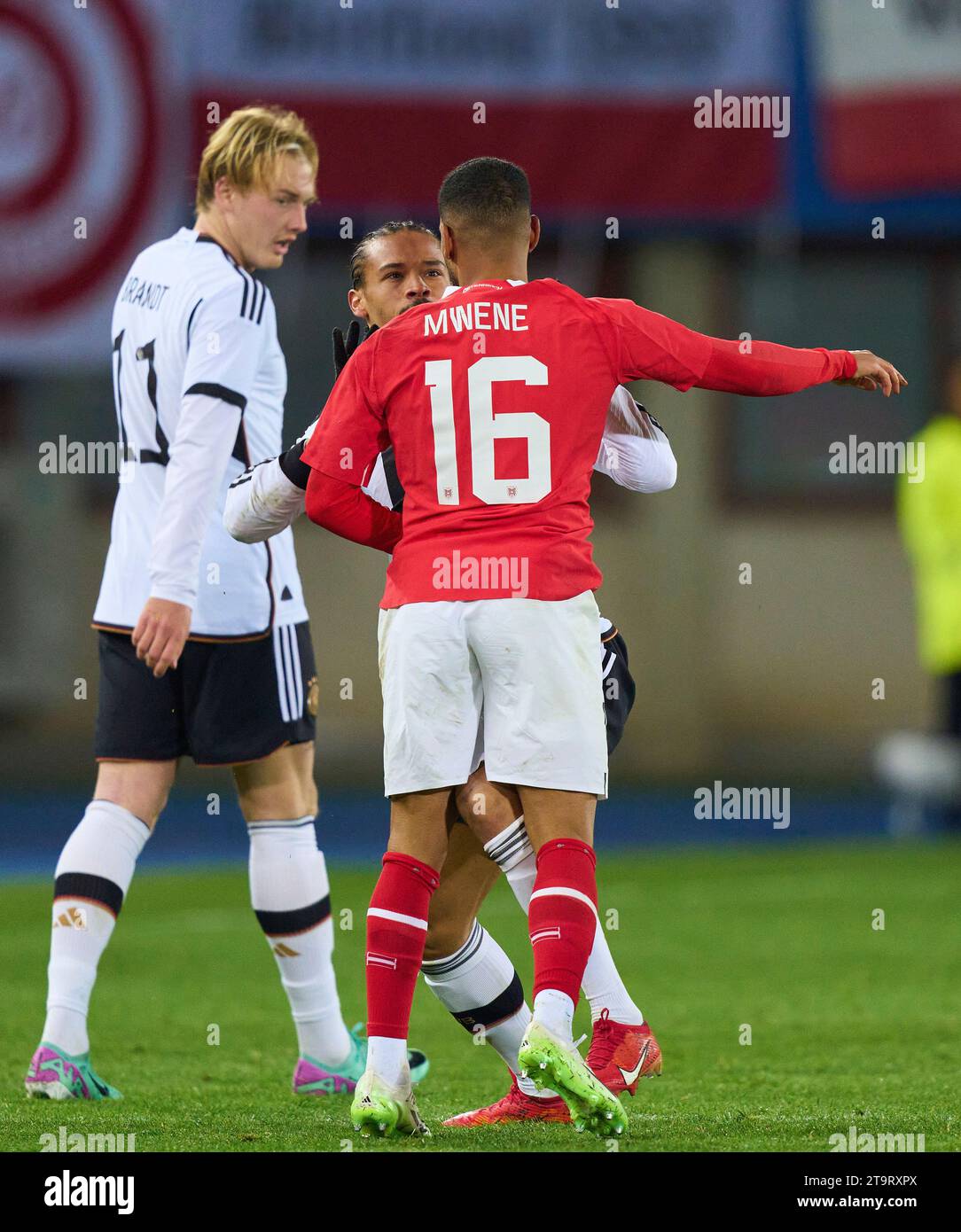 Leroy SANE, DFB 19 tritt um den Ball, Tackling, Duell, Header, zweikampf, Aktion, Kampf gegen Phillipp Mwene, AUT 16 , gefolgt von der roten Karte für Leroy SANE, DFB 19 im Freundschaftsspiel ÖSTERREICH - DEUTSCHLAND 2-0 ÖSTERREICH - DEUTSCHLAND 2-0 Vorbereitung auf die Europameisterschaft 2024 Deutschland, Saison 2023/2024, am 21. November 2023 in Wien, Österreich. © Peter Schatz / Alamy Stock Photos Stockfoto