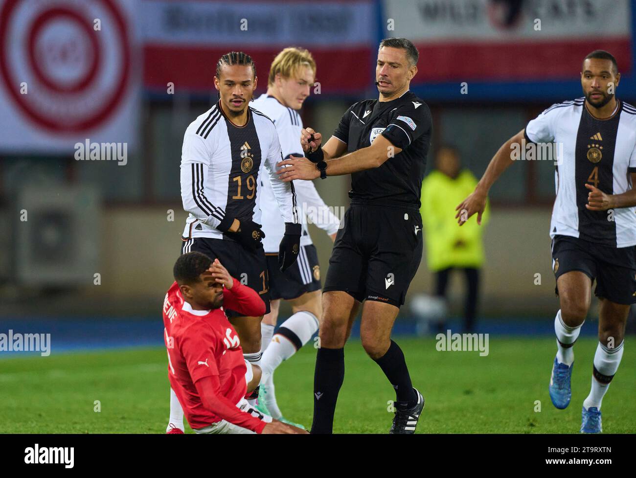 Leroy SANE, DFB 19 tritt um den Ball, Tackling, Duell, Header, zweikampf, Aktion, Kampf gegen Phillipp Mwene, AUT 16 , gefolgt von der roten Karte für Leroy SANE, DFB 19 Schiedsrichter Slavko Vincic (SVN) im Freundschaftsspiel ÖSTERREICH - DEUTSCHLAND 2-0 ÖSTERREICH - DEUTSCHLAND 2-0 Vorbereitung auf die Europameisterschaft 2024 Deutschland, Saison 2023/2024, am 21. November 2023 in Wien, Österreich. © Peter Schatz / Alamy Stock Photos Stockfoto