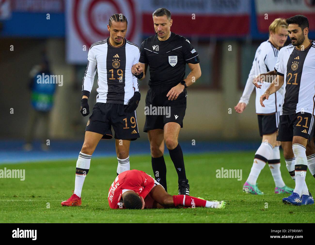 Leroy SANE, DFB 19 tritt um den Ball, Tackling, Duell, Header, zweikampf, Aktion, Kampf gegen Phillipp Mwene, AUT 16 , gefolgt von der roten Karte für Leroy SANE, DFB 19 Schiedsrichter Slavko Vincic (SVN) im Freundschaftsspiel ÖSTERREICH - DEUTSCHLAND 2-0 ÖSTERREICH - DEUTSCHLAND 2-0 Vorbereitung auf die Europameisterschaft 2024 Deutschland, Saison 2023/2024, am 21. November 2023 in Wien, Österreich. © Peter Schatz / Alamy Stock Photos Stockfoto