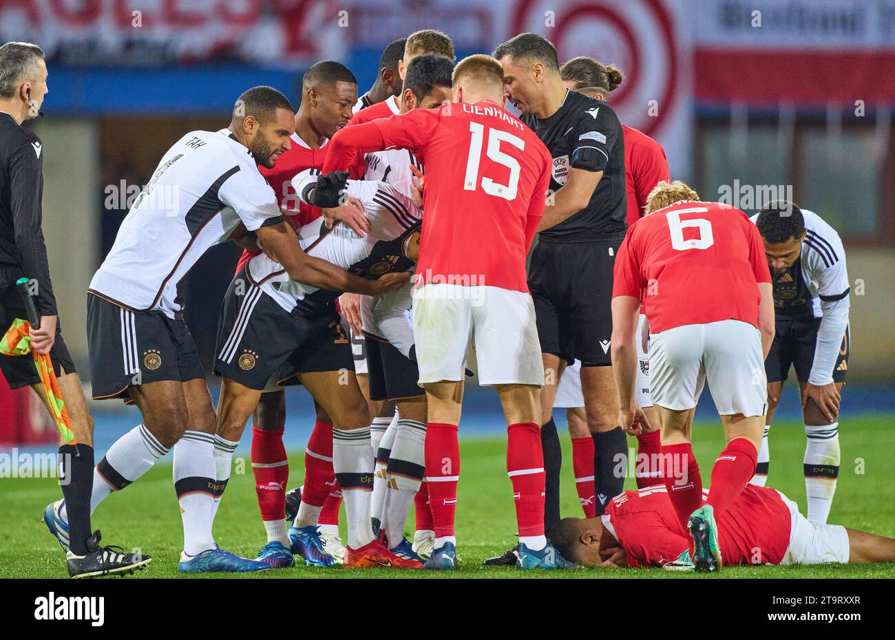 Leroy SANE, DFB 19 tritt um den Ball, Tackling, Duell, Header, zweikampf, Aktion, Kampf gegen Phillipp Mwene, AUT 16 , gefolgt von der roten Karte für Leroy SANE, DFB 19 Schiedsrichter Slavko Vincic (SVN) , David ALABA, AUT 8 im Freundschaftsspiel ÖSTERREICH - DEUTSCHLAND 2-0 ÖSTERREICH - DEUTSCHLAND 2-0 Vorbereitung auf die Europameisterschaft 2024 Deutschland, Saison 2023/2024, am 21. November, 2023 in Wien, Österreich. © Peter Schatz / Alamy Stock Photos Stockfoto