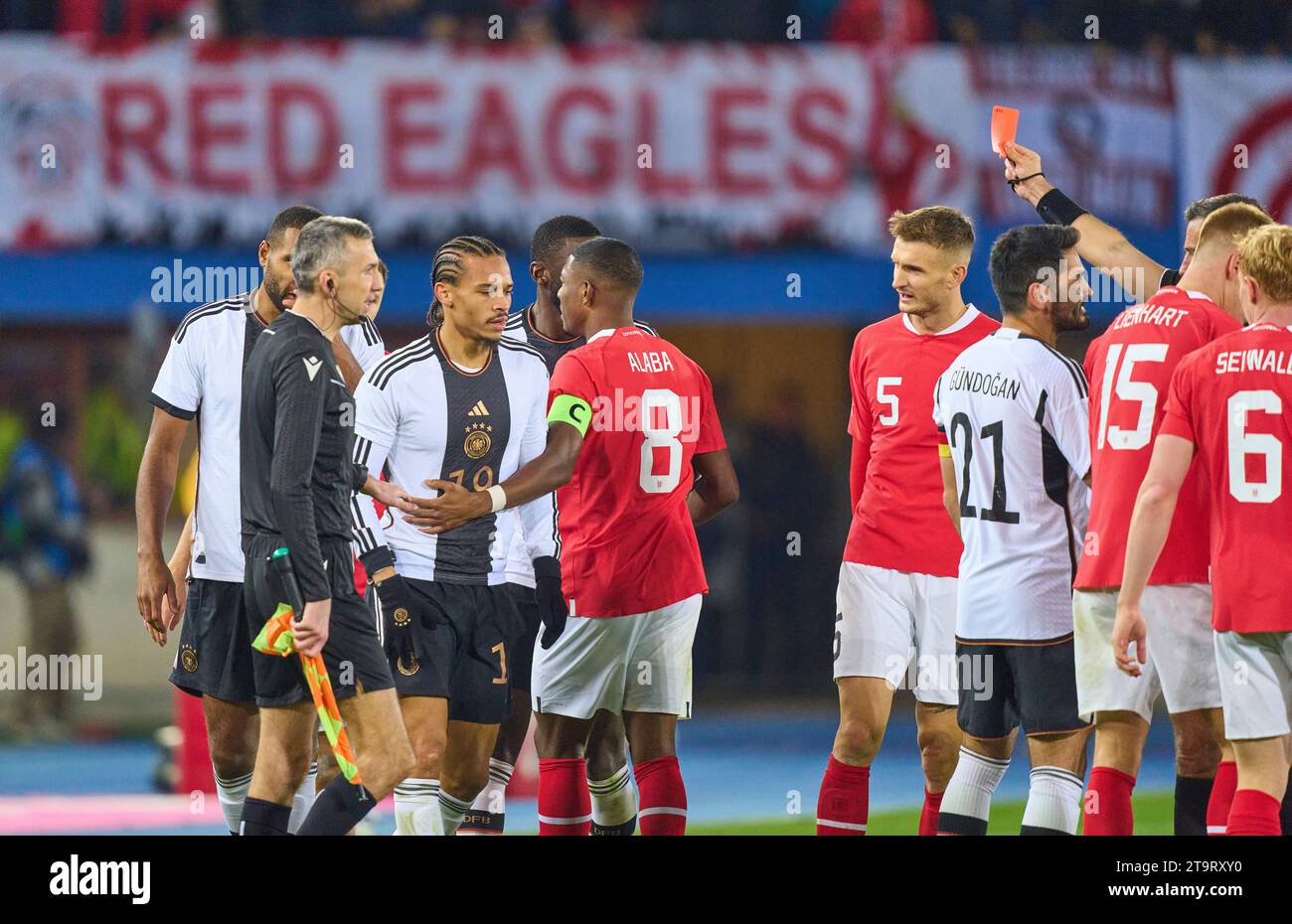 Leroy SANE, DFB 19 tritt um den Ball, Tackling, Duell, Header, zweikampf, Aktion, Kampf gegen Phillipp Mwene, AUT 16 , gefolgt von der roten Karte für Leroy SANE, DFB 19 Schiedsrichter Slavko Vincic (SVN) , David ALABA, AUT 8 im Freundschaftsspiel ÖSTERREICH - DEUTSCHLAND 2-0 ÖSTERREICH - DEUTSCHLAND 2-0 Vorbereitung auf die Europameisterschaft 2024 Deutschland, Saison 2023/2024, am 21. November, 2023 in Wien, Österreich. © Peter Schatz / Alamy Stock Photos Stockfoto