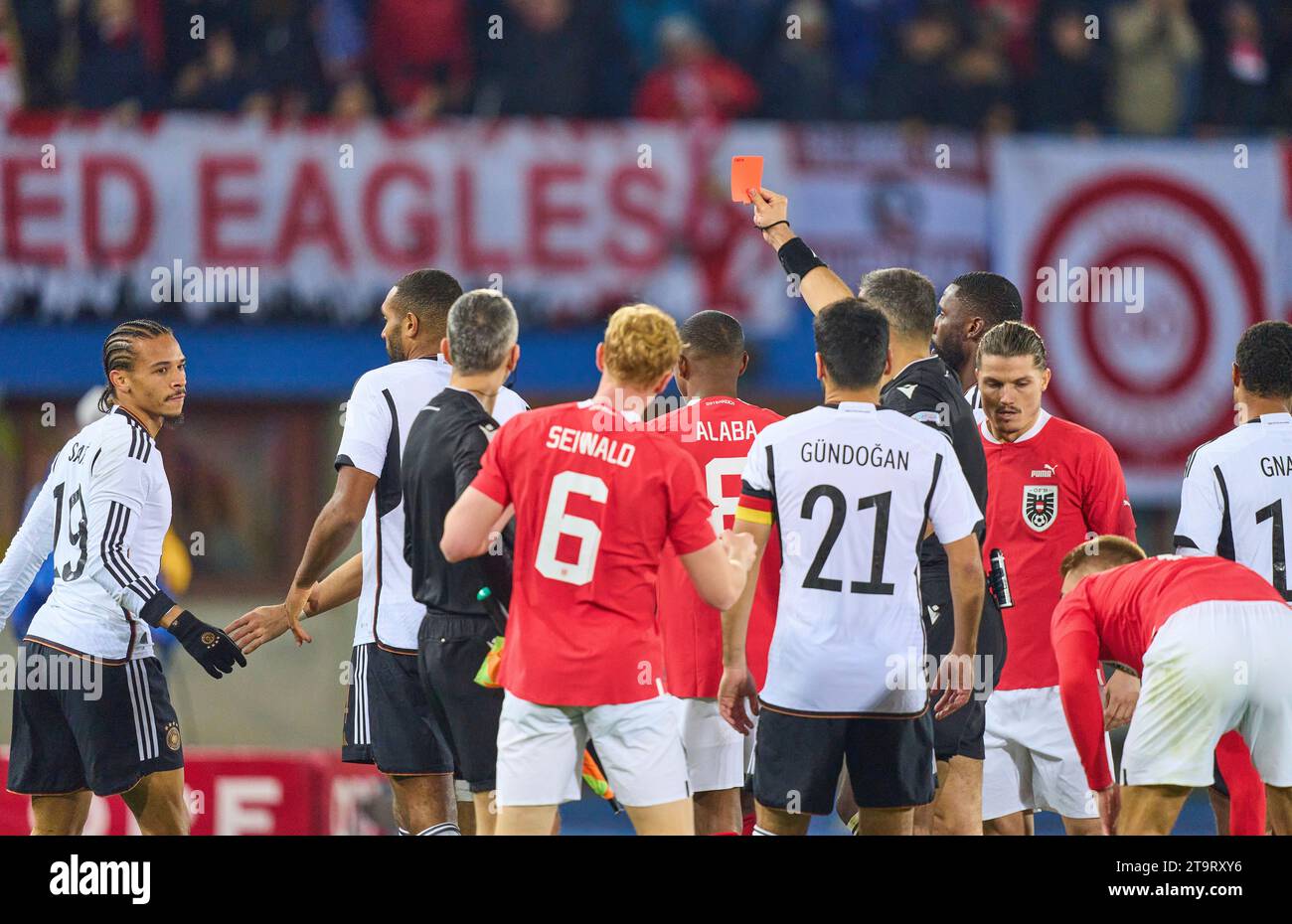 Leroy SANE, DFB 19 tritt um den Ball, Tackling, Duell, Header, zweikampf, Aktion, Kampf gegen Phillipp Mwene, AUT 16 , gefolgt von der roten Karte für Leroy SANE, DFB 19 Schiedsrichter Slavko Vincic (SVN) im Freundschaftsspiel ÖSTERREICH - DEUTSCHLAND 2-0 ÖSTERREICH - DEUTSCHLAND 2-0 Vorbereitung auf die Europameisterschaft 2024 Deutschland, Saison 2023/2024, am 21. November 2023 in Wien, Österreich. © Peter Schatz / Alamy Stock Photos Stockfoto