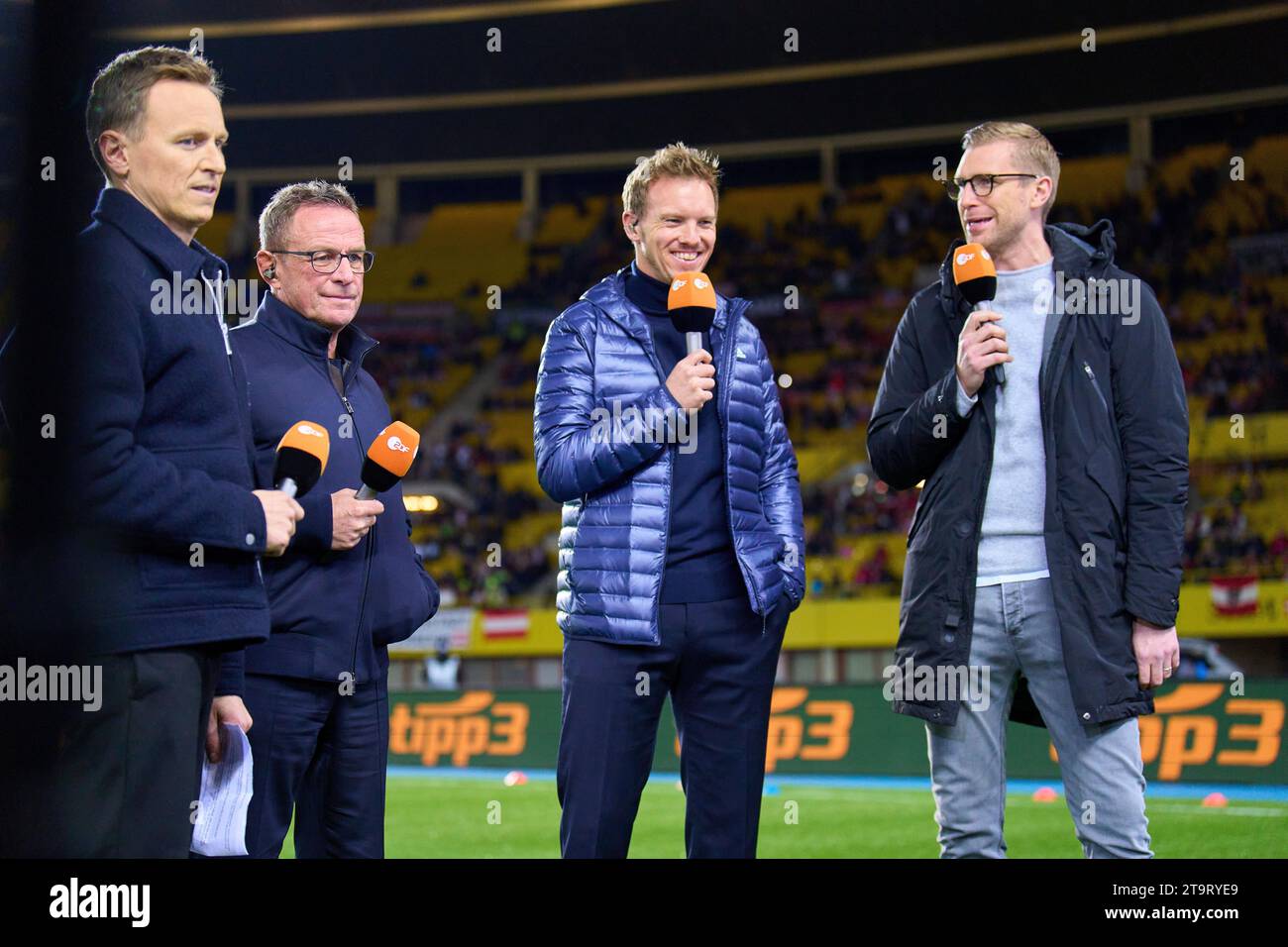 DFB-Cheftrainer Julian Nagelsmann, Bundestrainer, Nationaltrainer, Ralf Rangnick, Trainer AUT, mit Jochen Breyer, ZDF, per MERTESACKER, ehemaliger DFB-Spieler Fernsehmoderator, im Freundschaftsspiel ÖSTERREICH - DEUTSCHLAND 2-0 ÖSTERREICH - DEUTSCHLAND 2-0 Vorbereitung auf die Europameisterschaft 2024 Deutschland, Saison 2023/2024, am 21. November 2023 in Wien, Österreich. © Peter Schatz / Alamy Stock Photos Stockfoto