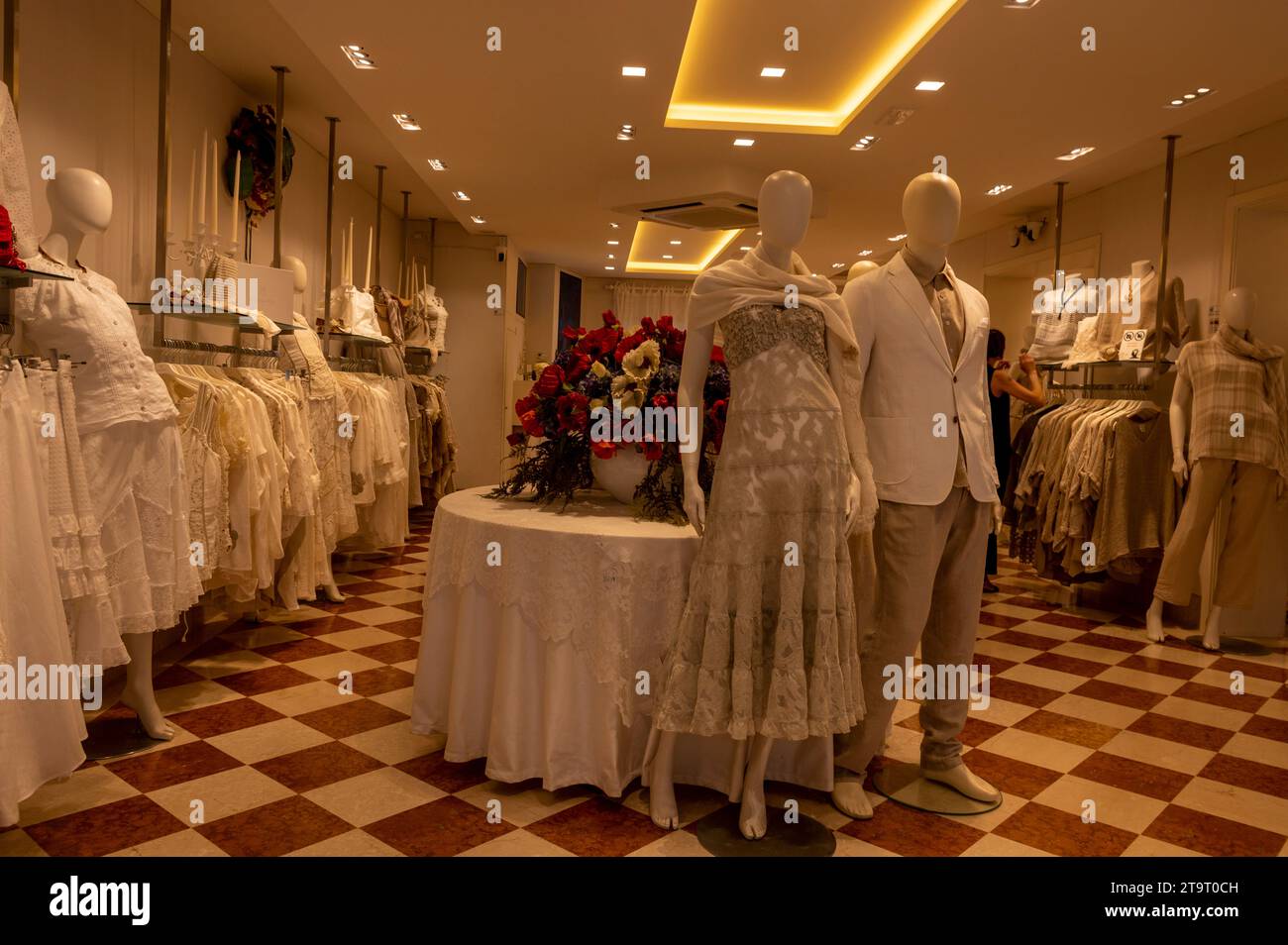 Ein familiengeführtes Flagship-Geschäft, das handgefertigte Burano-Spitze mit Damen- und Herrenkleidung, Leinenkleidung und Haushaltsgegenständen im Martina Vidal Vene verkauft Stockfoto