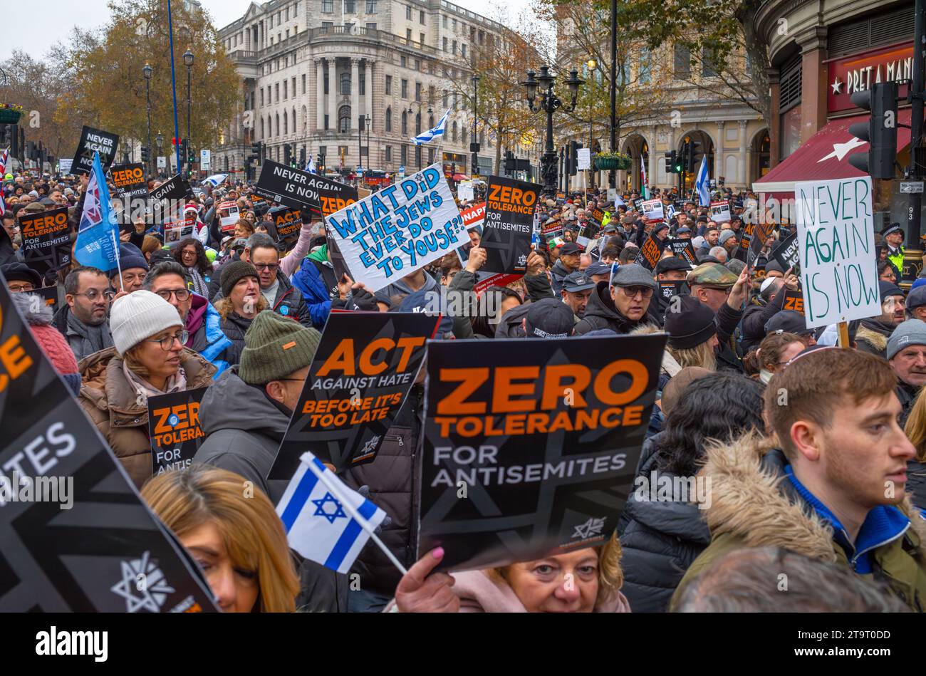 London, Großbritannien. November 2023. Pro-israelische Demonstranten beim "Marsch gegen den Antisemitismus" halten Flaggen und Plakate zur Unterstützung der Geiseln, die von der Hamas im Gazastreifen genommen wurden. Andy Soloman/Alamy Live News Stockfoto