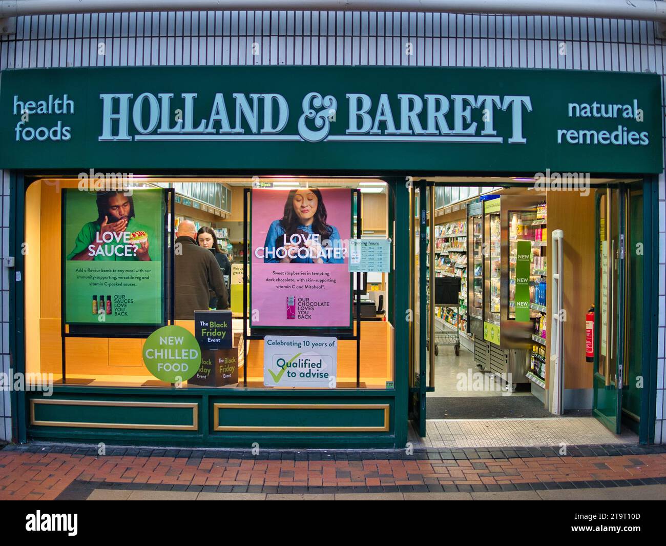 Die Fassade einer Niederlassung von Holland und Barrett - einer britischen multinationalen Kette von Lebensmittelgeschäften mit über 1.300 Geschäften in 16 Ländern. Stockfoto