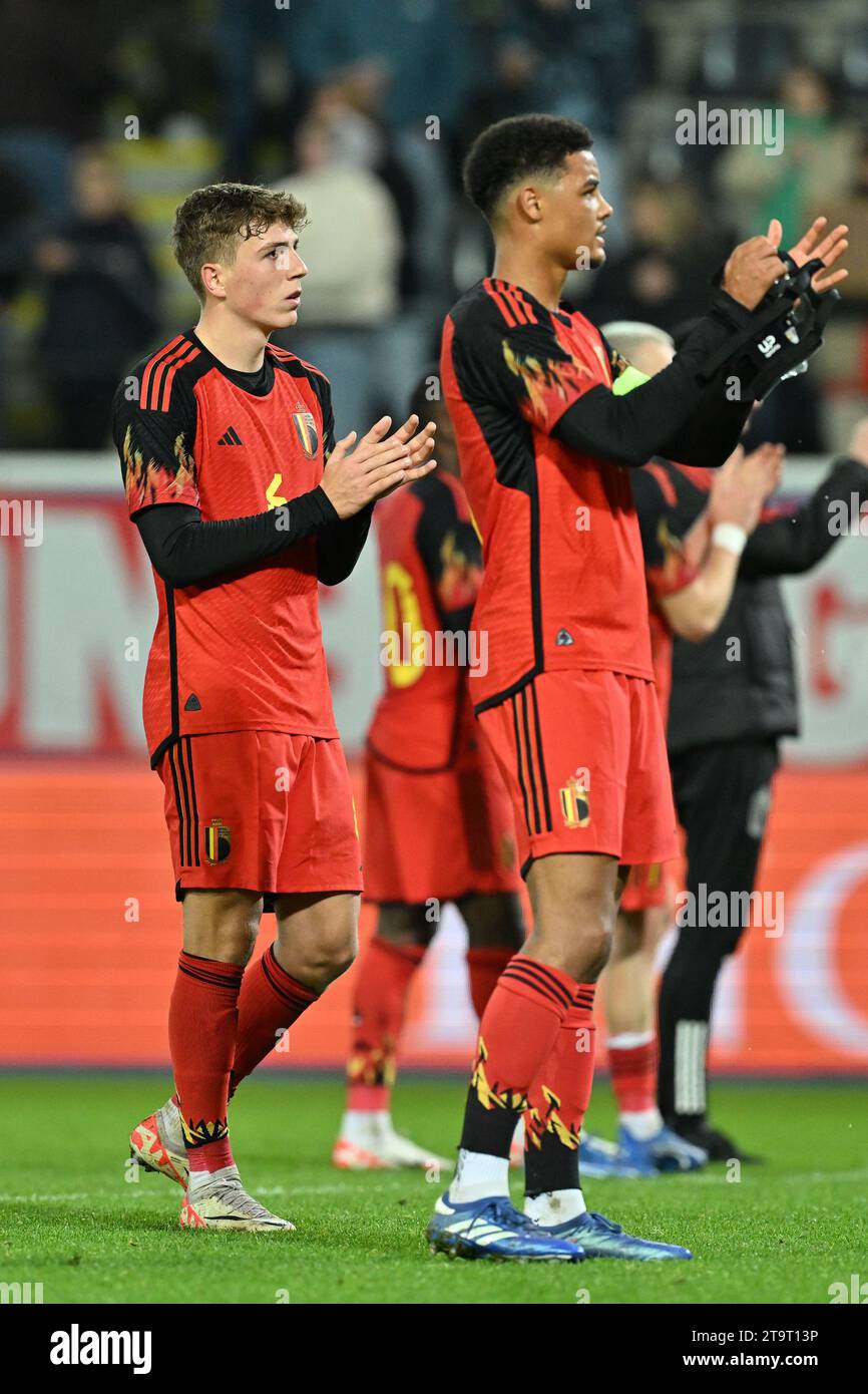 Belgische Spieler mit Koni de Winter (4) aus Belgien und Arne Engels (6) aus Belgien danken den Fans nach einem Fußballspiel zwischen den belgischen und spanischen U21-Nationalmannschaften am 5. Spieltag in der Gruppe B im Qualifying der EUFA U21-Meisterschaft . am Dienstag, den 21. November 2023 in Leuven, Belgien.(Foto: David Catry / Isosport/Content Curation/SIPA USA) Stockfoto