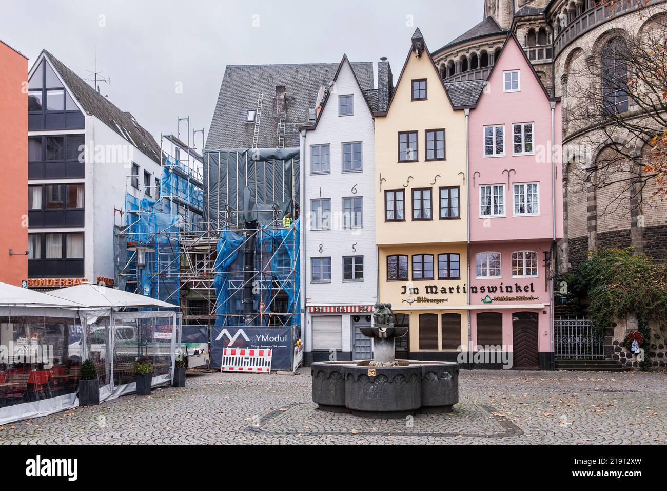 Wegen Schädlingsbefall auf dem Fachwerk müssen zwei historische Häuser am Fischmarkt in der Altstadt abgebaut und dann wieder aufgebaut werden. Stockfoto