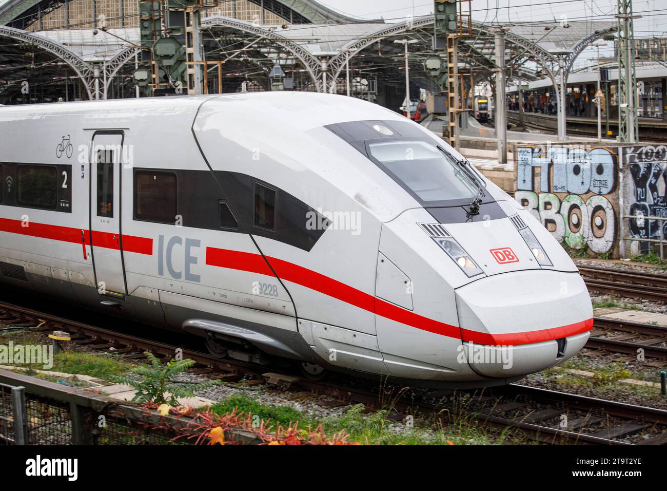 Der Hochgeschwindigkeitszug ICE 4 verlässt den Hauptbahnhof Köln, Deutschland Hochgeschwindigkeitszug ICE 4 bei der Ausfahrt aus dem Hauptbahnhof, Köln, Deutsc Stockfoto