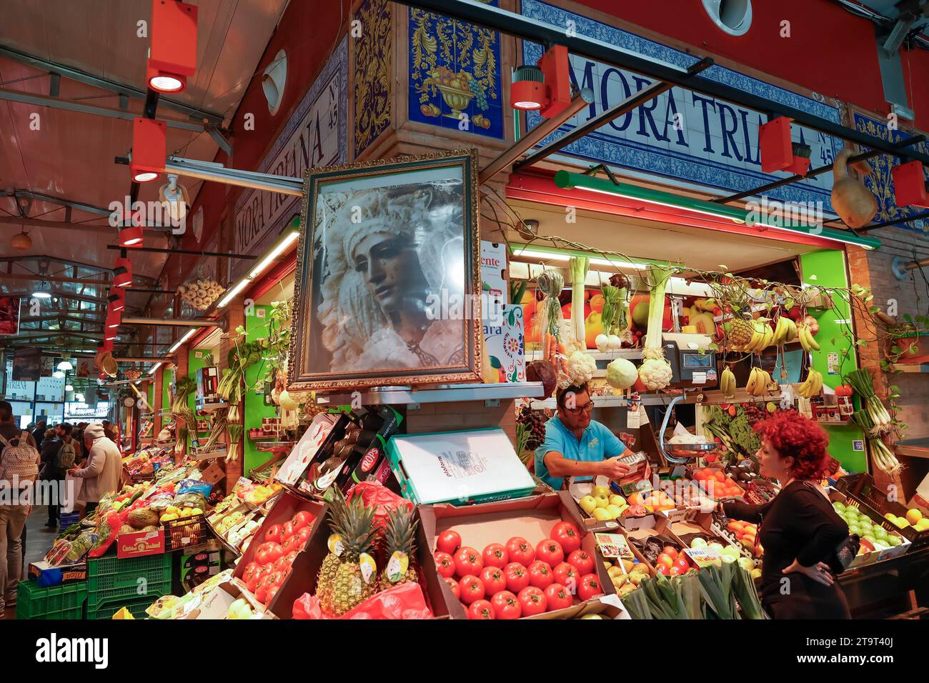 Obst- und Gemüsestand in Triana Market, Sevilla, Andalusien, Spanien Stockfoto