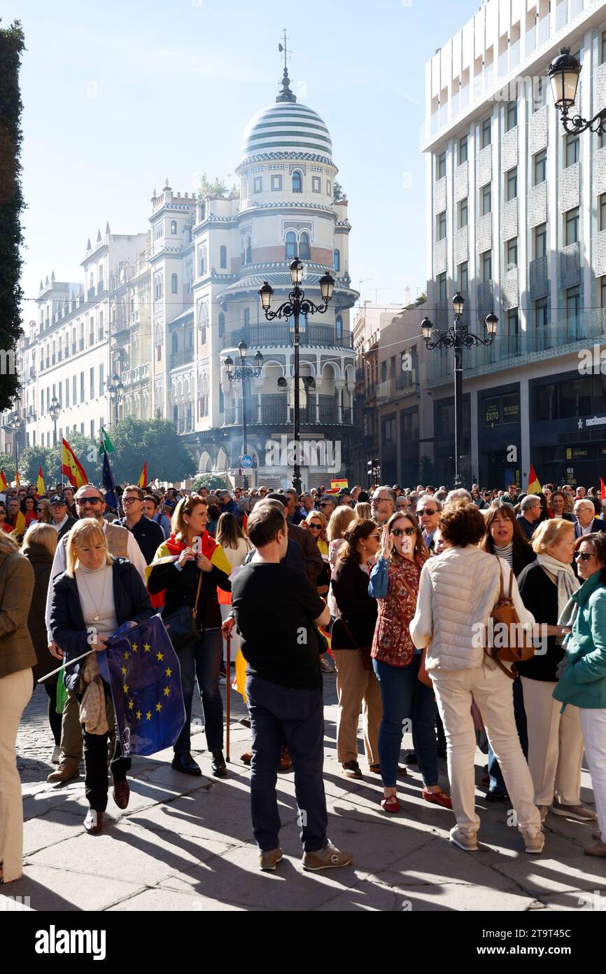 Große Gruppe von Menschen mit spanischer Flagge bei einer politischen Kundgebung in Sevilla, Andalusien, Spanien Stockfoto