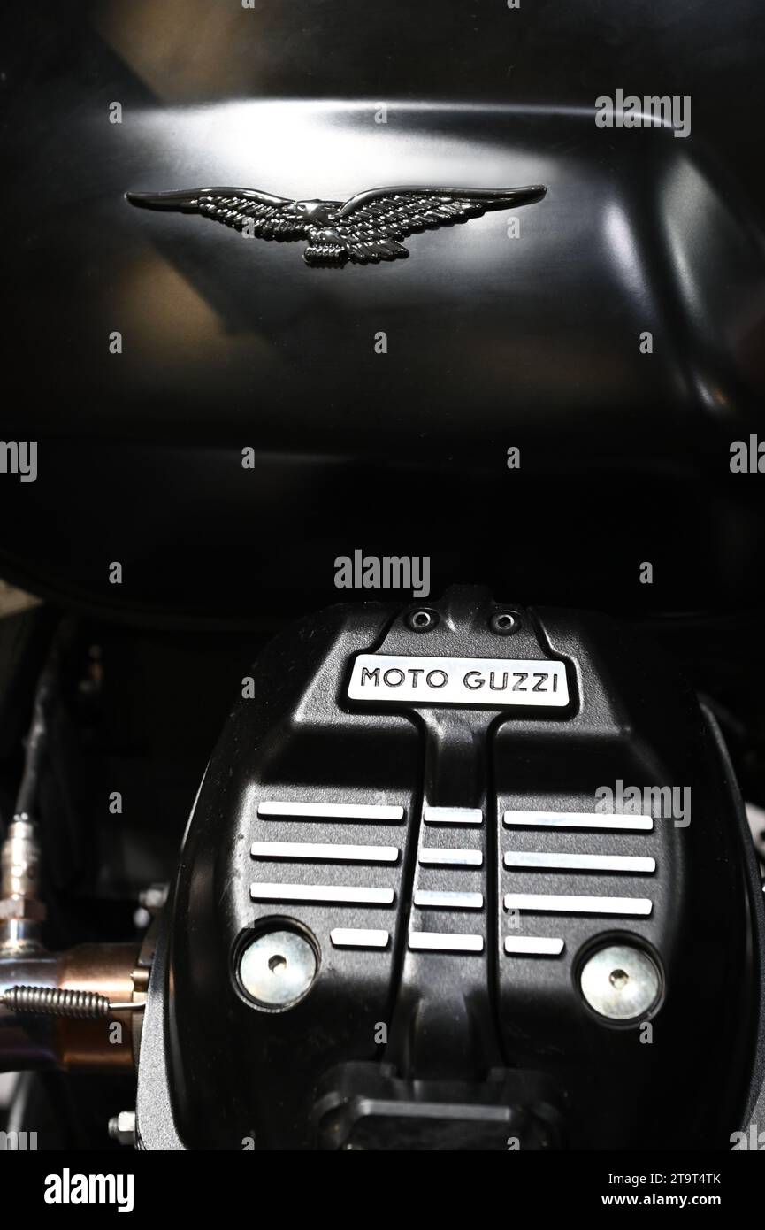 Nahaufnahme des Moto Guzzi Motorradmarkenlogos und des Motors mit klarer, glänzender Metalloberfläche. Berühmte italienische Motorradmarke Stockfoto