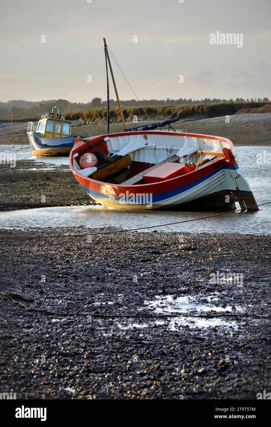 Fischerboote auf Grund bei Ebbe burnham Ovar halten im Norden norfolk englands Stockfoto