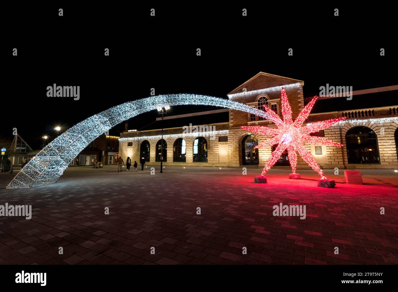 Lincoln City Christmas Lights Red Starburst, City Square, Lincolnshire, England, Großbritannien Stockfoto