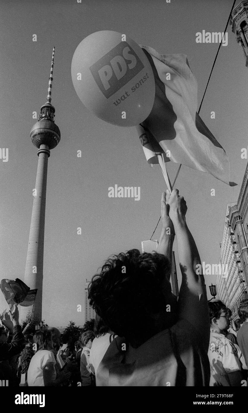 Erste Mai DDR, Berlin, 30.04.1990, Wahlveranstaltung der PDS, PDS Fan mit Luftballon am Roten Rathaus, Â *** 1. Mai DDR, Berlin, 30 04 1990, PDS Wahlveranstaltung, PDS Fan mit Ballon im Roten Rathaus, Â Credit: Imago/Alamy Live News Stockfoto