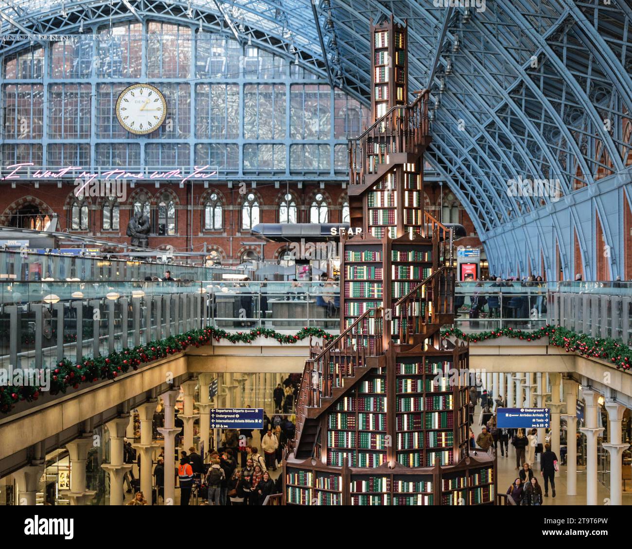 Der jährliche große Weihnachtsbaum der St. Pancras Station in ...