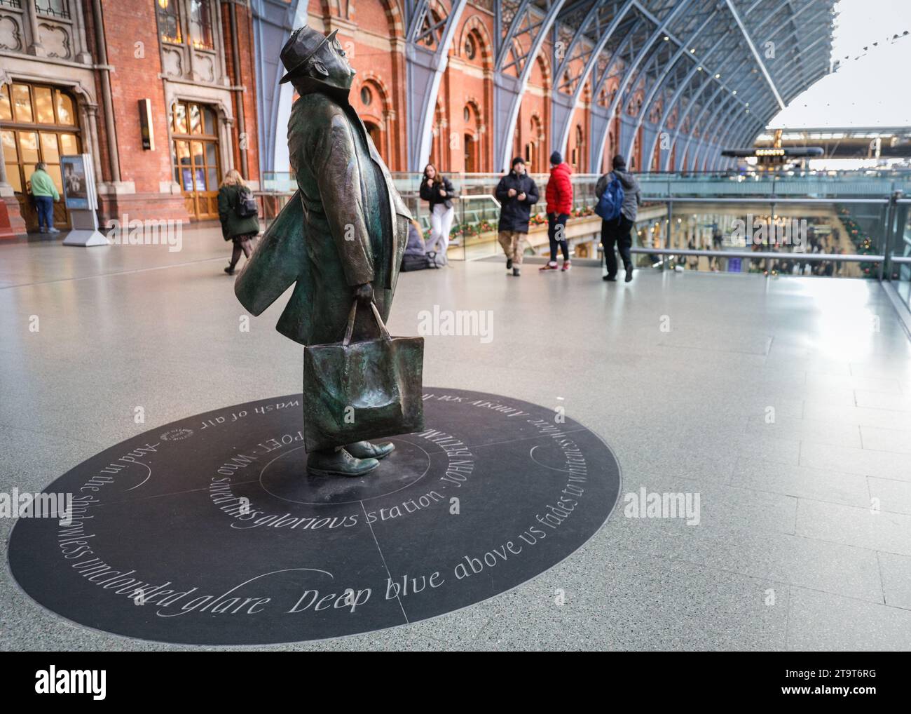 Bronzestatue des Dichters John Betjeman am Bahnhof St. Pancras, Skulptur von Martin Jennings, London, England, Großbritannien Stockfoto