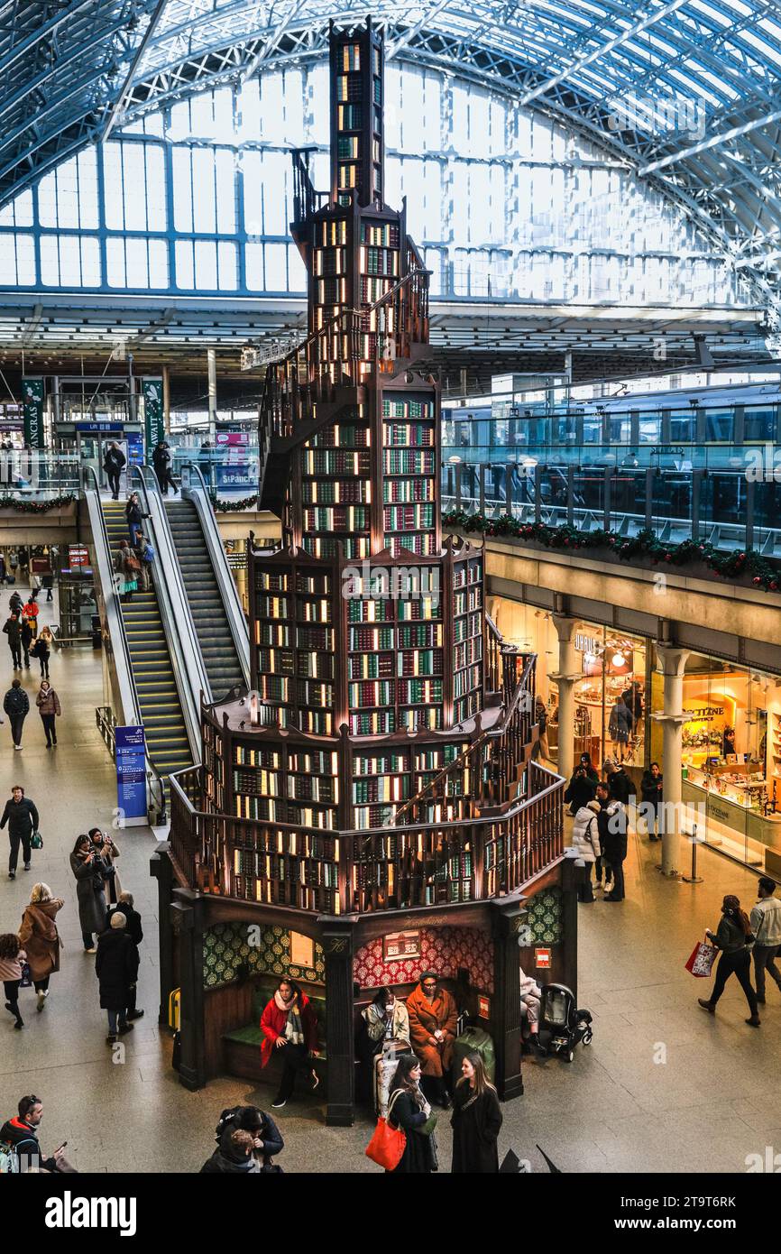 Der jährliche große Weihnachtsbaum der St. Pancras Station in ...