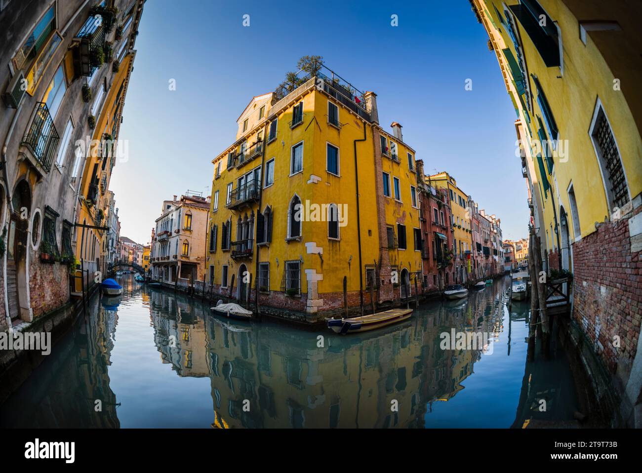 Berühmtes gelbes Gebäude, wo Rio Ca Dolce und Riello de Santa Sofi aufeinander treffen, Venedig, Italien. Stockfoto