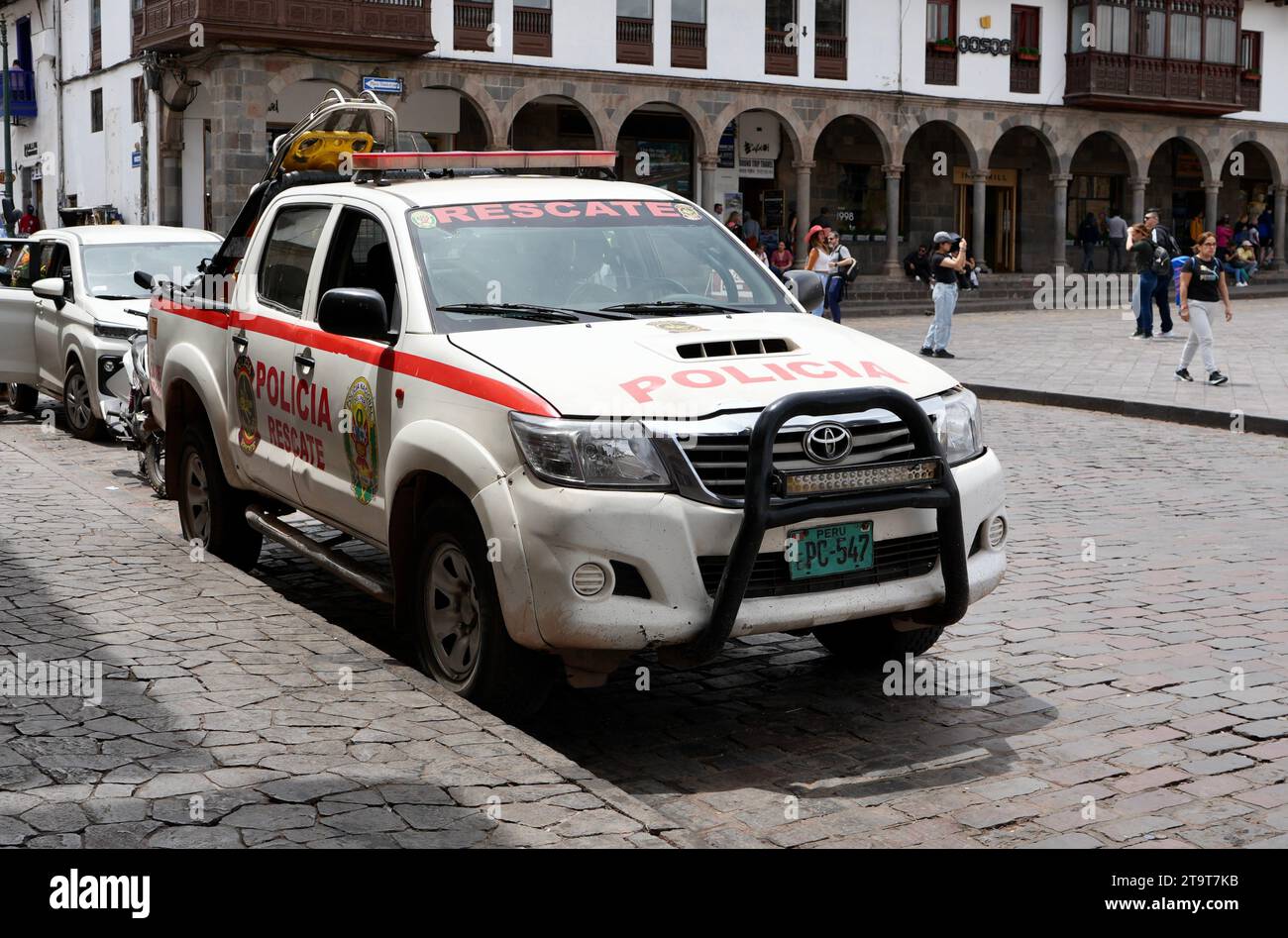 Toyota Polizeirettungsfahrzeug auf der Plaza Mayor de Cusco (Hauptplatz von Cusco). Cusco, Peru, 7. Oktober 2023. Stockfoto