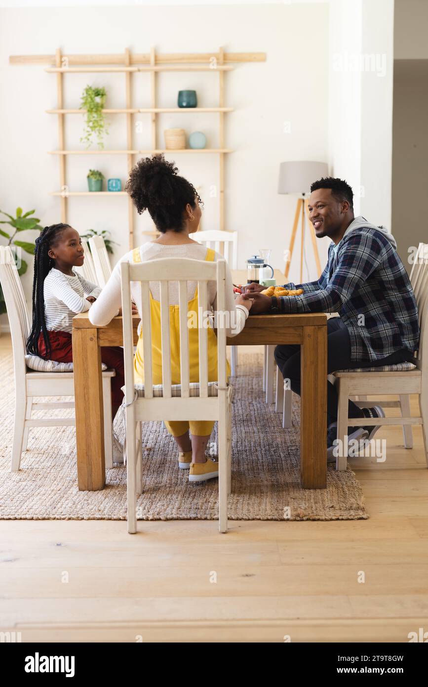Glückliche afroamerikanische Familie, die im Speisesaal zu Hause essen, Kopierraum. Zusammengehörigkeit, Elternschaft, Kindheit, Essen und Trinken, häusliches Leben und h Stockfoto