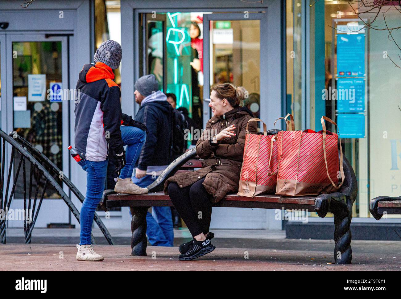 Dundee, Tayside, Schottland, Großbritannien. November 2023. Wetter in Großbritannien: Heute Morgen war das Wetter in Tayside eiskalt, die Temperaturen erreichten 3°C. Trotz des kalten und feuchten Novemberwetters und der hohen Lebenshaltungskosten in Schottland, gehen einige Leute hinaus, um im Stadtzentrum von Dundee Winterverkäufe zu genießen. Quelle: Dundee Photographics/Alamy Live News Stockfoto