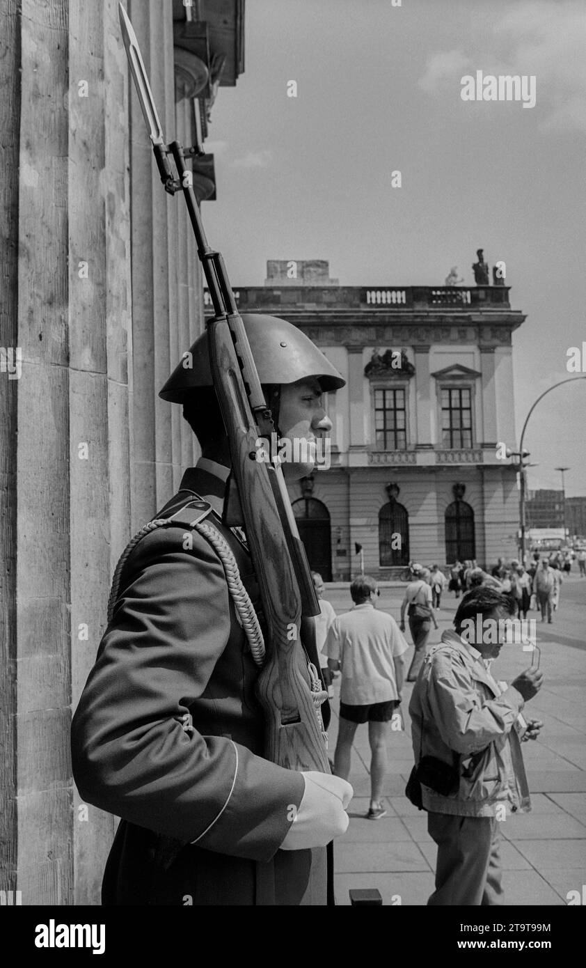 NVA Wachregiment DDR, Berlin, 23.5,1990, Soldat der Ehrenwache der NVA vor der Neuen Wache, Wachregiment Feliks Dzierzynski, Â *** NVA Wachregiment DDR, Berlin, 23 5 1990, Soldat der Ehrenwache der NVA vor der Neuen Wache, Wachregiment Feliks Dzierzynski, Â Credit: Imago/Alamy Live News Stockfoto