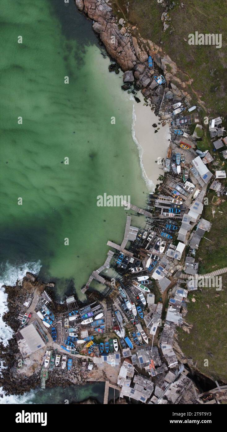 Angelhafen und Kai in Arraial do Cabo. Bau von Lagerräumen und Gerüsten für Boote und Angelausrüstung auf der Klippe Stockfoto