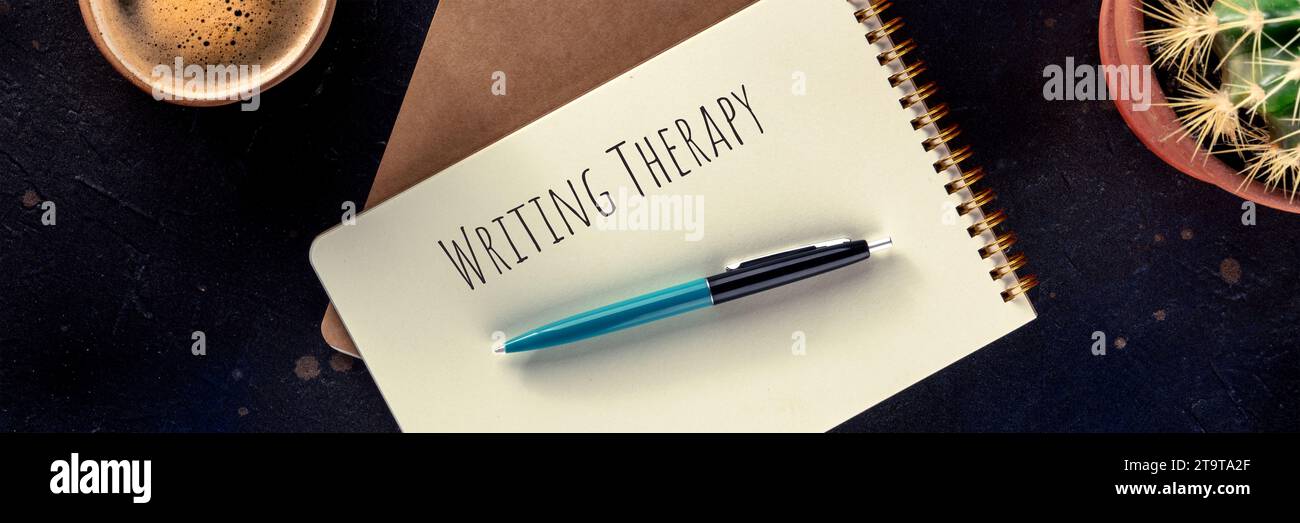 Schreibtherapie. Notizbuch mit Stift, Kaffee und Pflanze, oben flach auf schwarzem Hintergrund, Panorama Stockfoto