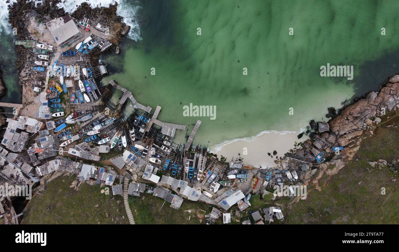 Angelhafen und Kai in Arraial do Cabo. Bau von Lagerräumen und Gerüsten für Boote und Angelausrüstung auf der Klippe Stockfoto