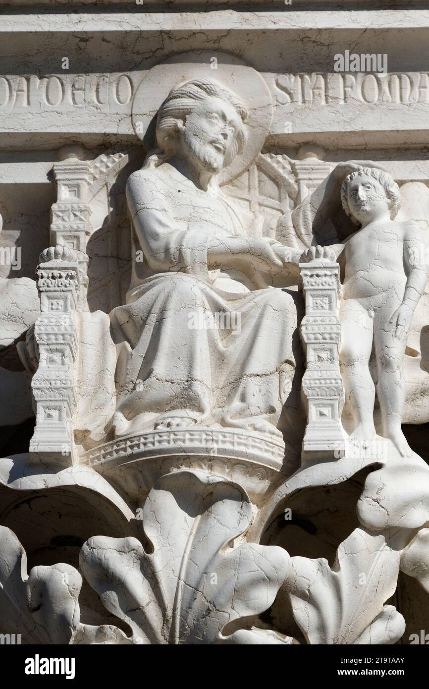Erde: Gott formt Adam und Eva - Planeten und Sternzeichen - Eckpfeiler Hauptstadt des Palazzo Ducale (Dogenpalast, Markusplatz) - Venedig Stockfoto