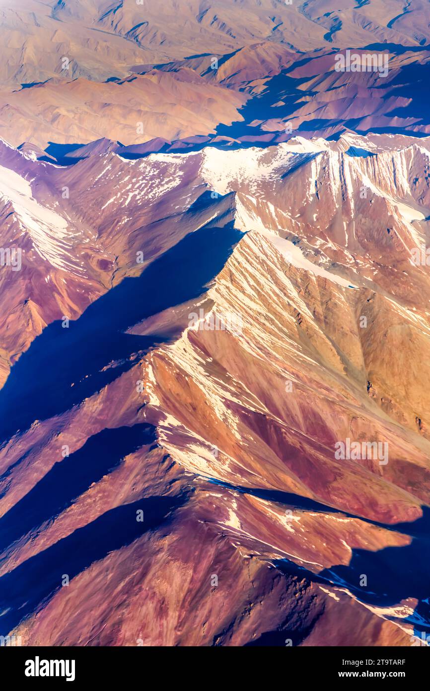 Ein Blick aus der Vogelperspektive auf die kargen Berge des Zanskar-Gebirges des inneren Himalaya in Indien. Stockfoto