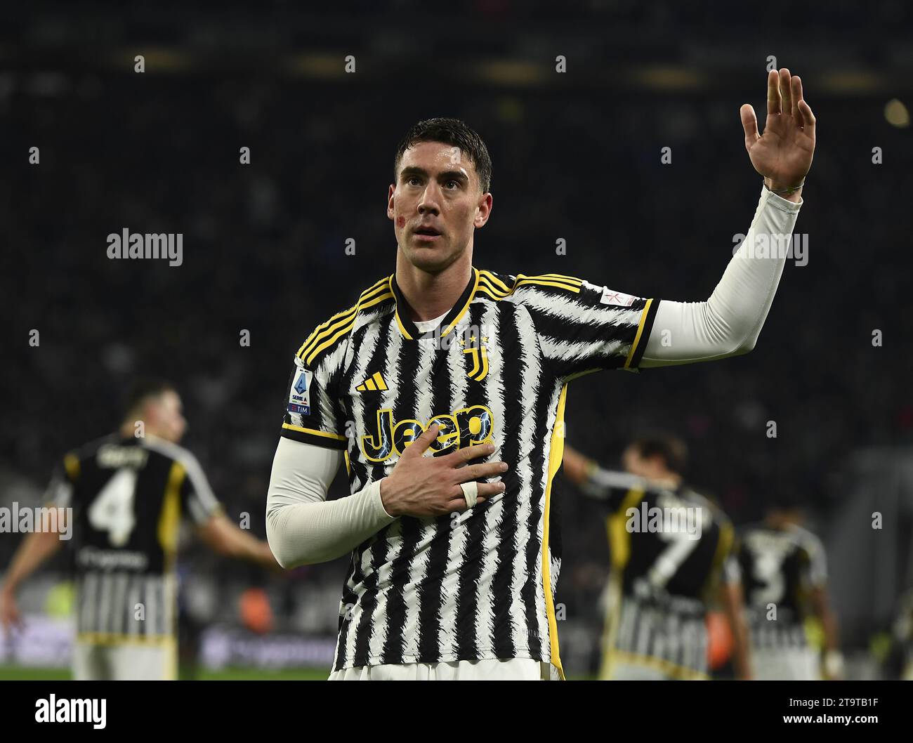 Turin, Italien. November 2023. Dusan Vlahovic feiert sein Tor während des Fußballspiels der Serie A zwischen dem FC Juventus und dem FC Inter am 26. November 2023 in Turin. Quelle: Federico Tardito/Xinhua/Alamy Live News Stockfoto