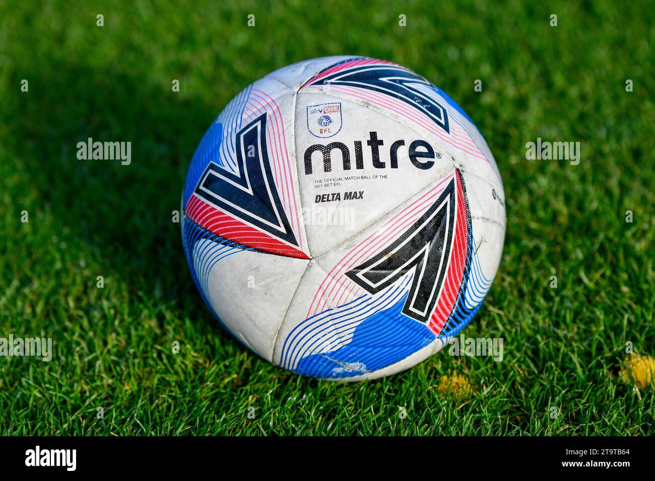 Swansea, Wales. 25. November 2023. Ein Sky Bet EFL Mitre Delta Max Match Ball, der während des U16 Professional Development League Cup-Spiels zwischen Swansea City und AFC Bournemouth in der Swansea City Academy in Swansea, Wales, Großbritannien am 25. November 2023 eingesetzt wurde. Quelle: Duncan Thomas/Majestic Media. Stockfoto