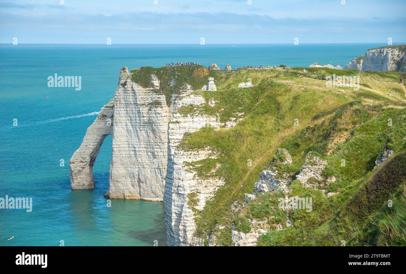 Panoramablick auf Elefanten wie Klippen mit saphirblauem Meer und Stadt in Etretat Stockfoto