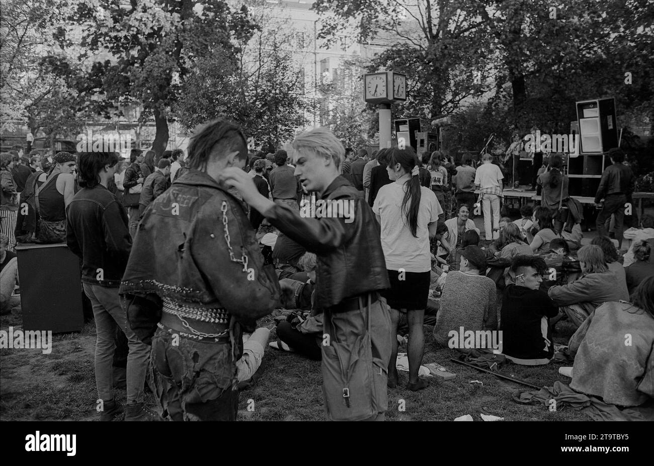 Erster Mai DDR, Berlin, 30.04.1990, Maifeier auf dem Kollwitzplatz, Punk, Â *** erster Mai DDR, Berlin, 30 04 1990, Maifeier auf dem Kollwitzplatz, Punk, Â Stockfoto