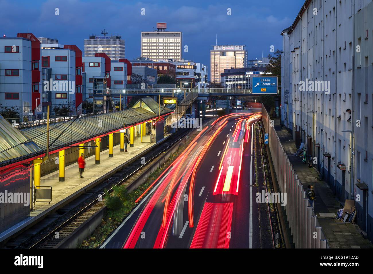 Essen, Nordrhein-Westfalen, Deutschland - Autobahn A40 im Stadtzentrum, Ausfahrt Essen Zentrum, in der Abenddämmerung. Leute, die am Savignystrass warten Stockfoto