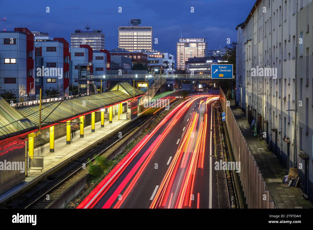 Essen, Nordrhein-Westfalen, Deutschland - Autobahn A40 im Stadtzentrum, Ausfahrt Essen Zentrum, in der Abenddämmerung. Leute, die am Savignystrass warten Stockfoto