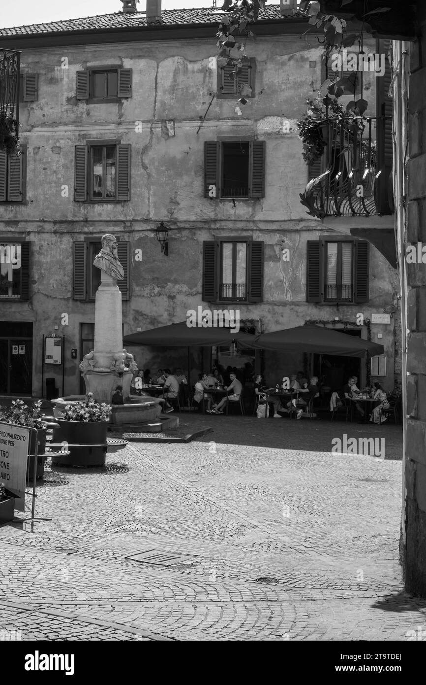 Essen im Piazza Vittorio Emanuele, Lovere Lombardei Italien. September 2023. Stockfoto