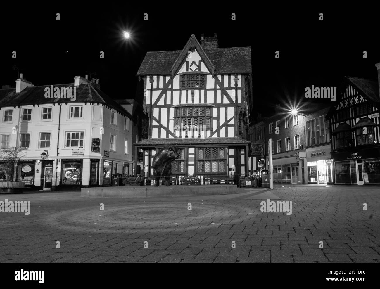 Nächtlicher Blick auf das Museum des Schwarzen und Weißen Hauses und den Stier mit dem Mond und der Venus oben links. Hereford Herefordshire England Vereinigtes Königreich November 2023 Stockfoto