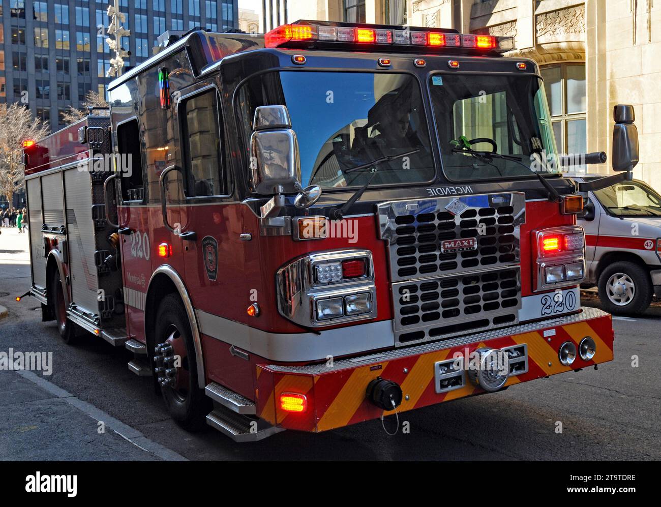 Ein Feuerwehrauto der Feuerwehr Montreal ist bei einem Anruf in Old Montreal abgebildet. Stockfoto