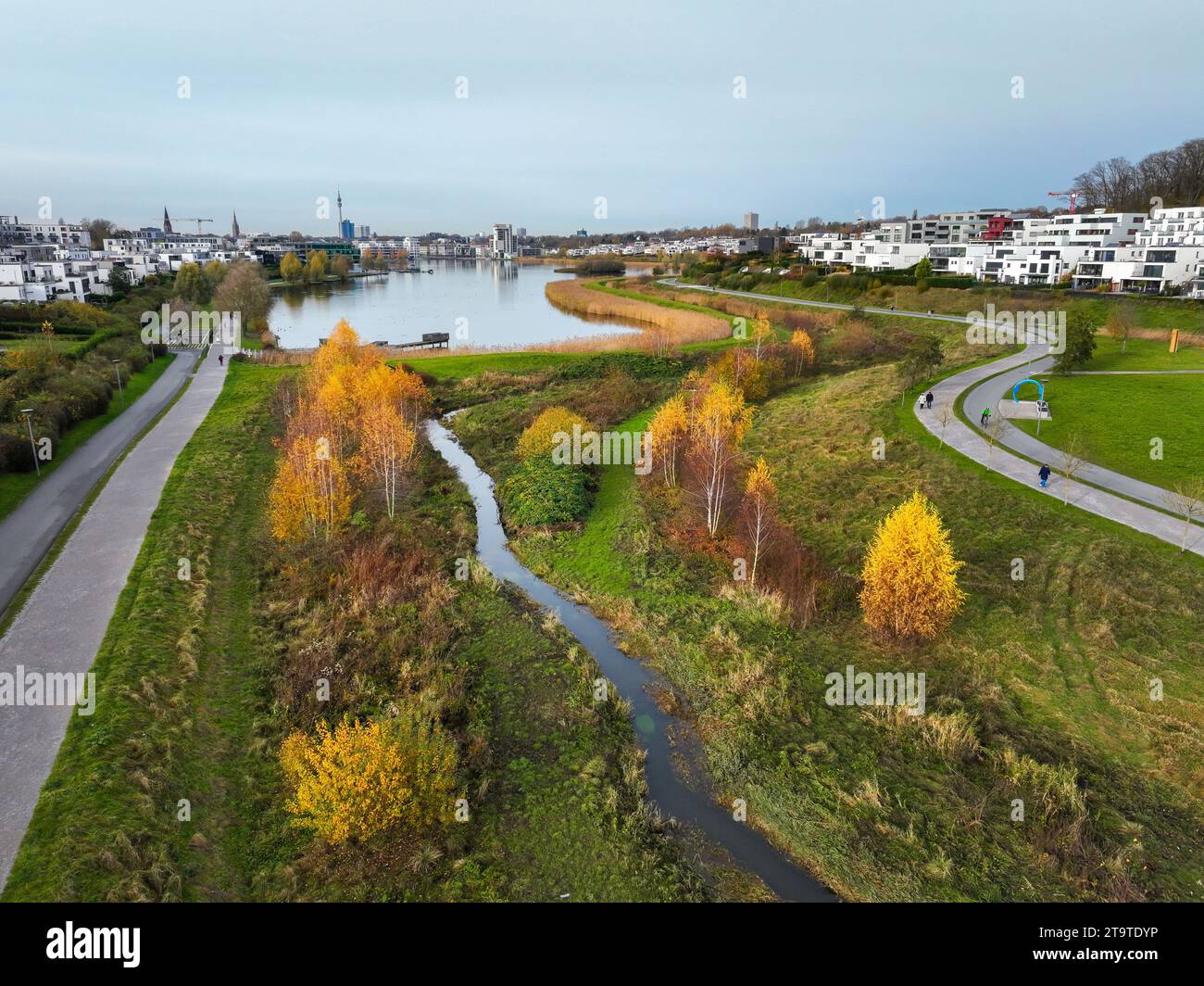 Dortmund, Nordrhein-Westfalen, Deutschland - Phönixsee, vor dem renaturierten Emscher. Der Fluss wurde in ein naturnahes Wasser verwandelt Stockfoto