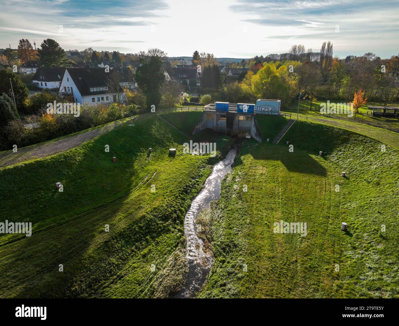 Dortmund, Nordrhein-Westfalen, Deutschland - Emscher in Dortmund Aplerbeck renaturiert. Der Fluss wurde in einen naturnahen Wasserlauf verwandelt Stockfoto