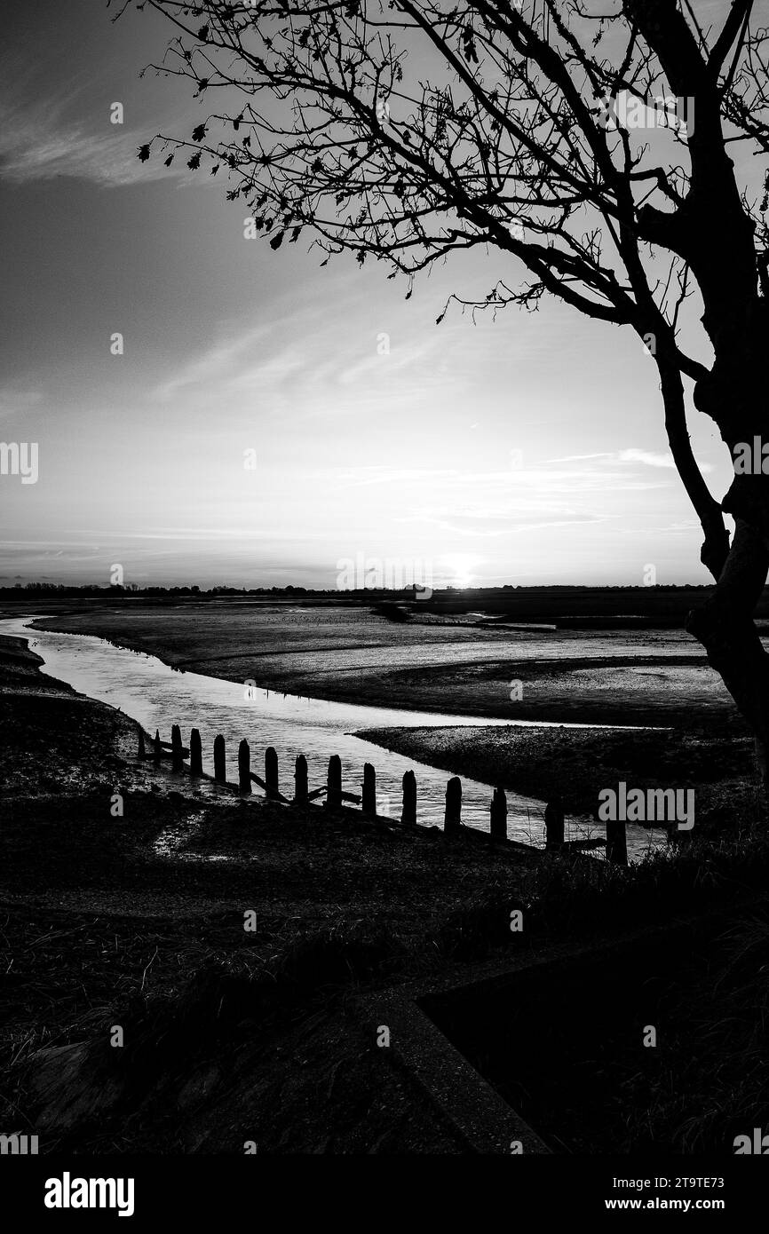 Sonnenuntergang im Naturschutzgebiet Pagham Harbour RSPB bei Ebbe an einem Herbstnachmittag, West Sussex, England Großbritannien Stockfoto