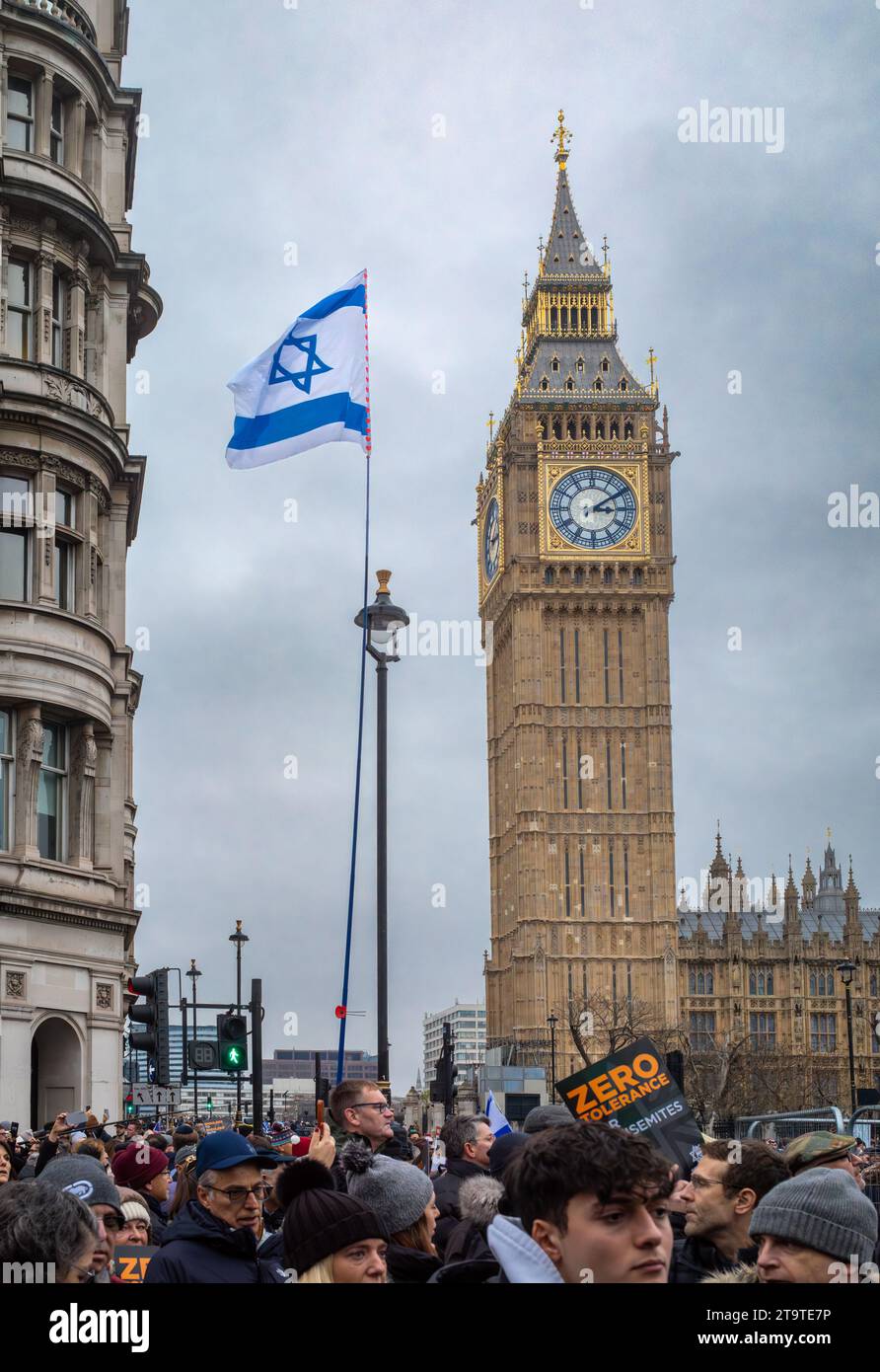 London, Großbritannien. 26. November 2023: Pro-israelische Demonstranten führen beim 'Marsch gegen den Antisemitismus' eine israelische Flagge an Big Ben vorbei, um Geiseln zu unterstützen, die von genommen wurden Stockfoto