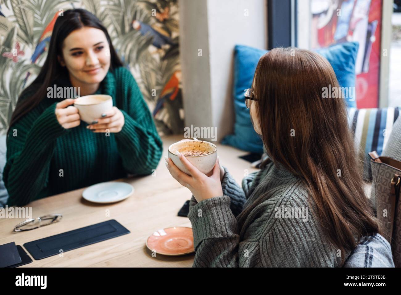 Freunde digitale Detox. Zwei Freunde genießen ein persönliches Gespräch mit Kaffee im Café, digitale Detox durch persönliche Interaktion ohne Stockfoto