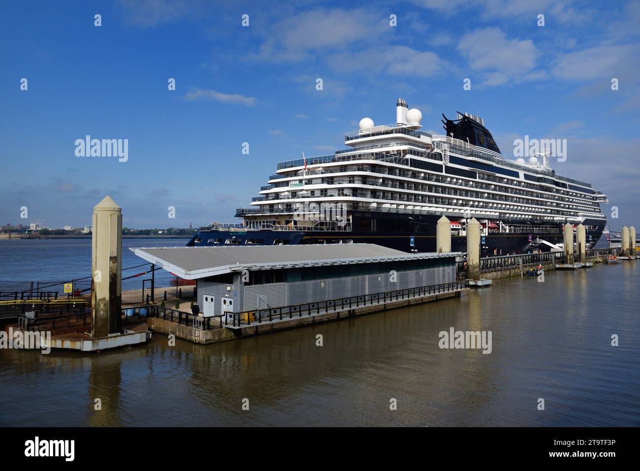 MSC Explora 1 Kreuzfahrtschiff oder Luxus-Cruiser an der Uferpromenade, Hafen oder Pier Head Liverpool UK Stockfoto
