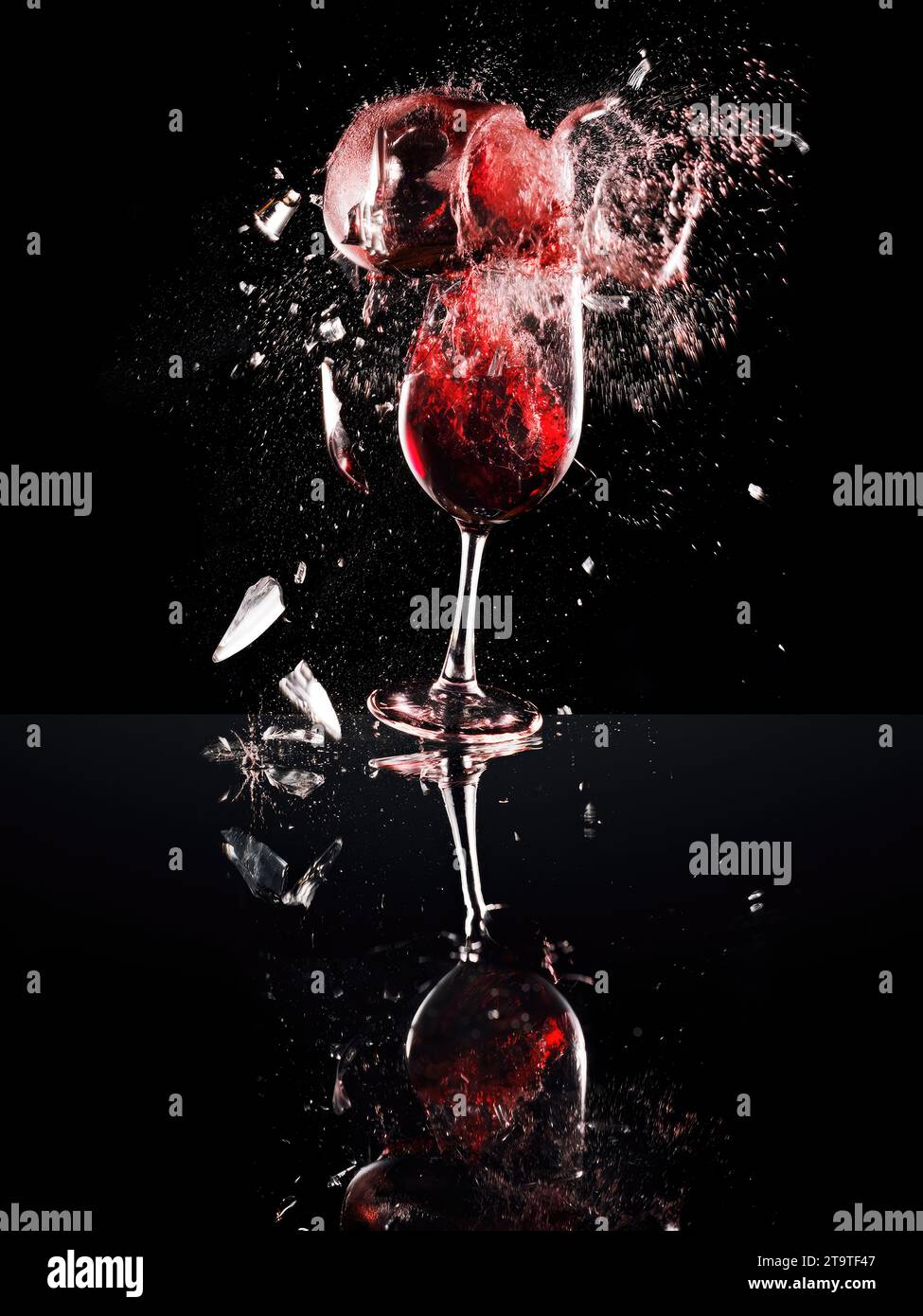 Schöne Bilder vom Gießen von Wein, zerbrochenem Weinglas und vom Aufhören des Trinkens Stockfoto